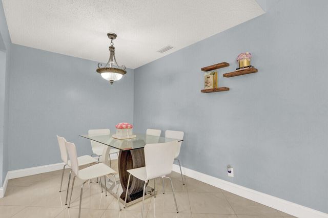 5272 Bosque Lane 31, West Palm Beach, FL 33415