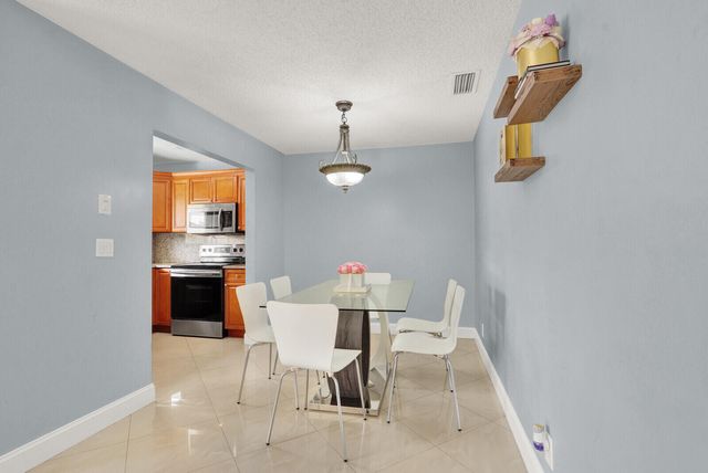 5272 Bosque Lane 31, West Palm Beach, FL 33415