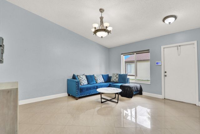 5272 Bosque Lane 31, West Palm Beach, FL 33415