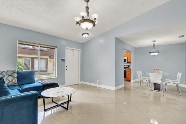 5272 Bosque Lane 31, West Palm Beach, FL 33415