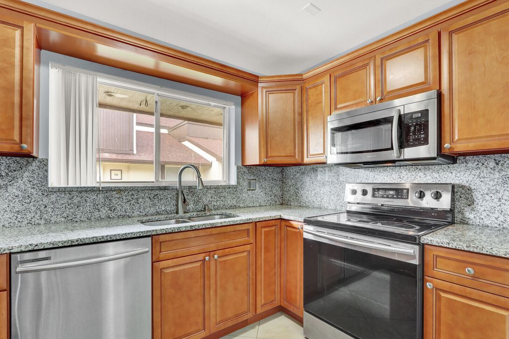 5272 Bosque Lane 31, West Palm Beach, FL 33415