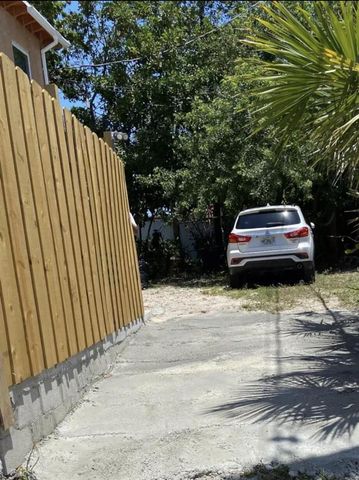 820 15TH Street 2, West Palm Beach, FL 33401