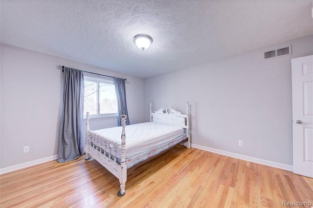 1040 Spirea, Howell, MI 48843