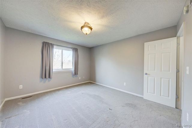 1040 Spirea, Howell, MI 48843