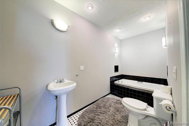 1040 Spirea, Howell, MI 48843