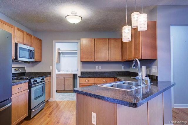 1040 Spirea, Howell, MI 48843