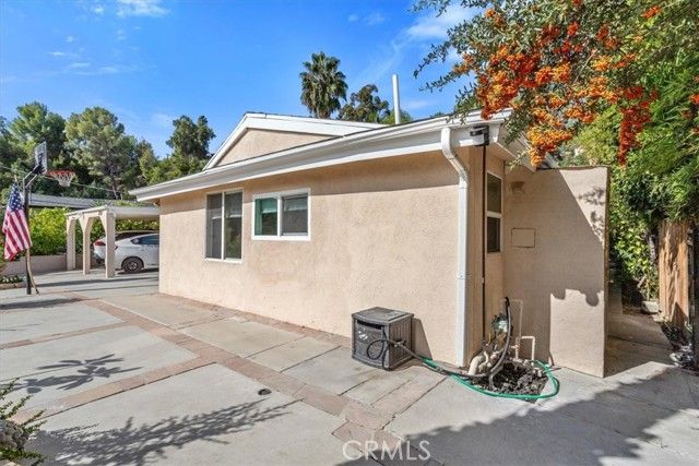 5718 Comanche Avenue, Woodland Hills (los Angeles), CA 91367