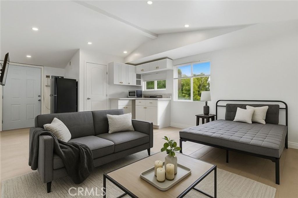 5718 Comanche Avenue, Woodland Hills (los Angeles), CA 91367