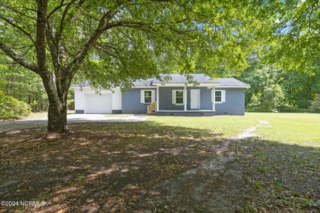 690 Maple Hill School Road, Maple Hill, NC 28454