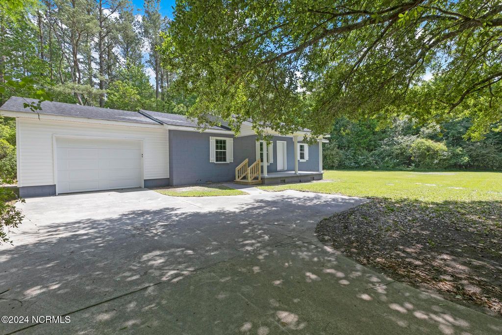 690 Maple Hill School Road, Maple Hill, NC 28454