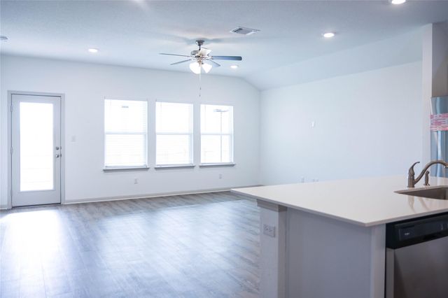 231 Sweetwater Creek LN, Hutto, TX 78634