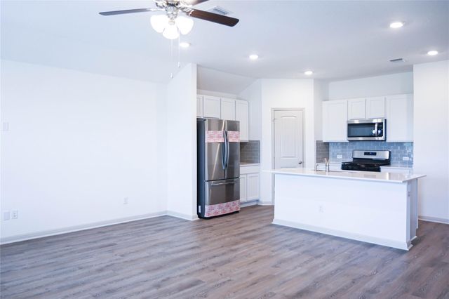 231 Sweetwater Creek LN, Hutto, TX 78634