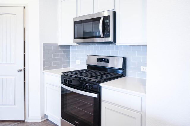 231 Sweetwater Creek LN, Hutto, TX 78634