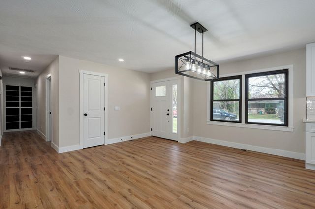 2558 West Village Lane, Springfield, MO 65807