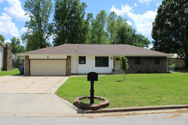 2558 West Village Lane, Springfield, MO 65807