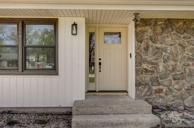 2558 West Village Lane, Springfield, MO 65807
