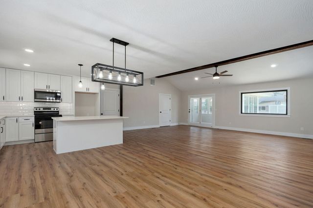 2558 West Village Lane, Springfield, MO 65807
