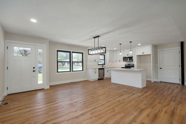 2558 West Village Lane, Springfield, MO 65807