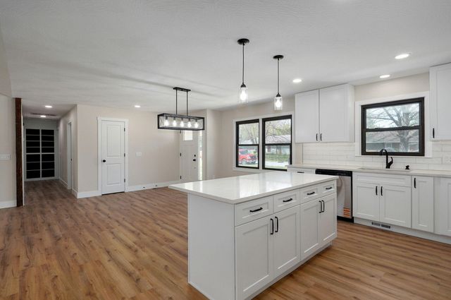 2558 West Village Lane, Springfield, MO 65807