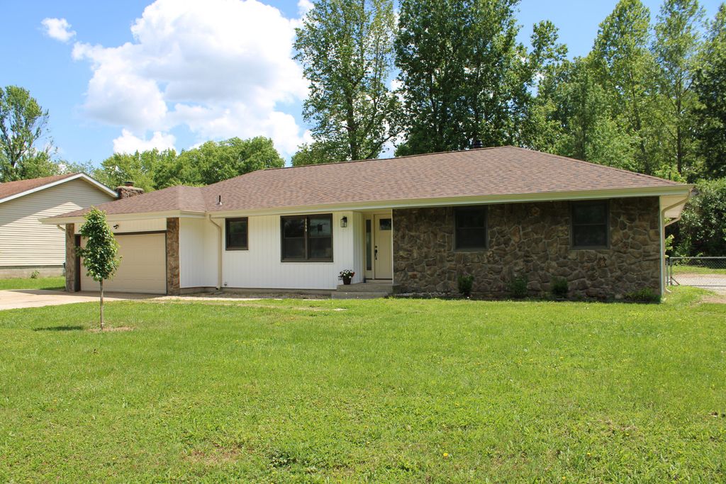 2558 West Village Lane, Springfield, MO 65807