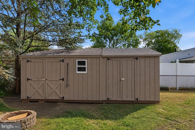 653 WINDSOR AVE, Maple Shade, NJ 08052