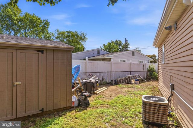 653 WINDSOR AVE, Maple Shade, NJ 08052