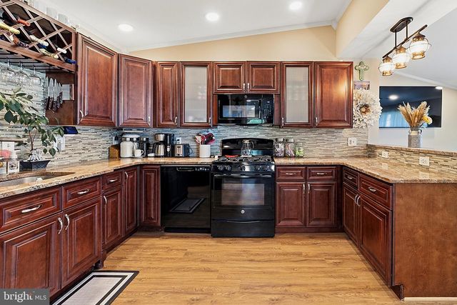 653 WINDSOR AVE, Maple Shade, NJ 08052