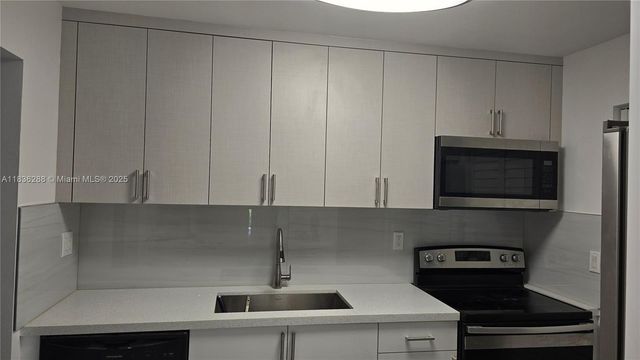 200 Lakeview Dr 208, Weston, FL 33326