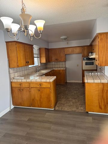 1831 W Simpson Avenue, Fresno, CA 93705