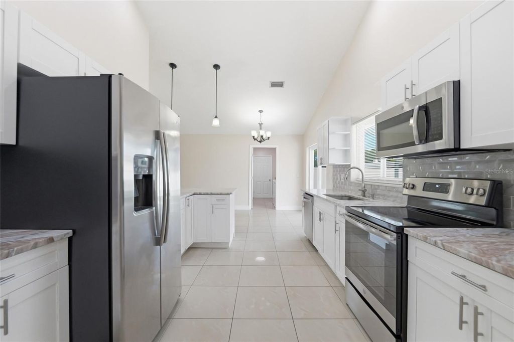 Image 15 of property listing at 11807 NICKLAUS CIRCLE, Tampa, FL 33624