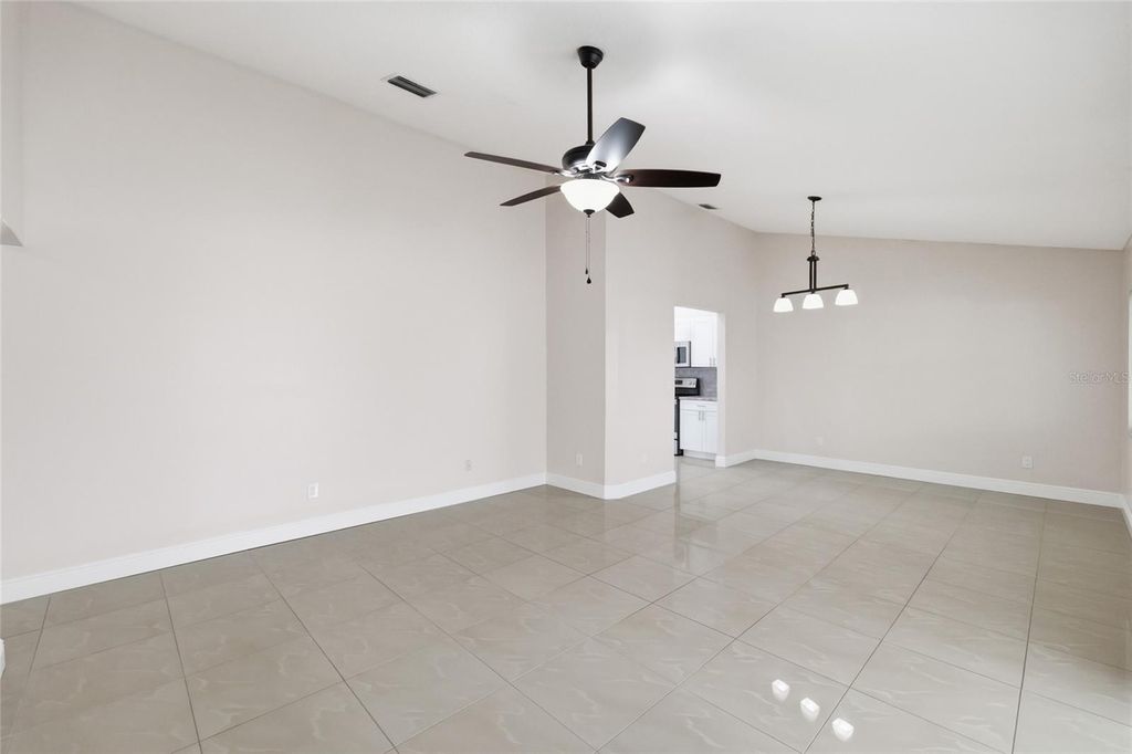 Image 4 of property listing at 11807 NICKLAUS CIRCLE, Tampa, FL 33624