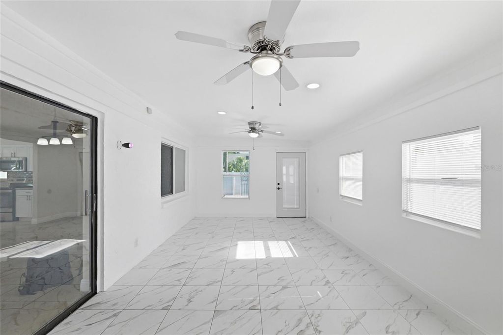Image 9 of property listing at 11807 NICKLAUS CIRCLE, Tampa, FL 33624