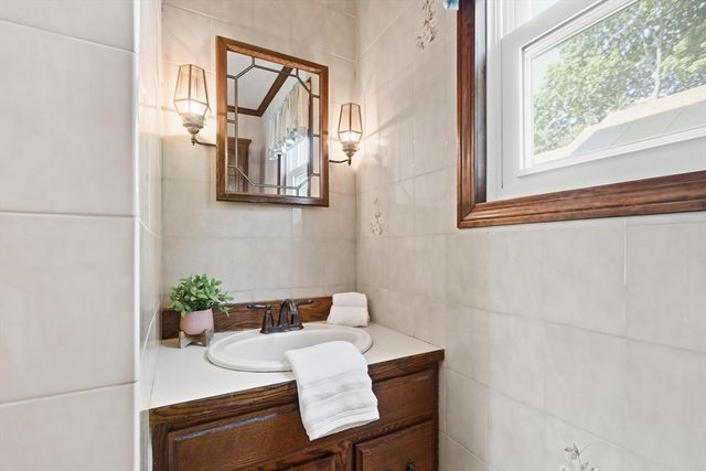 34 Avon St, Saugus, MA 01906
