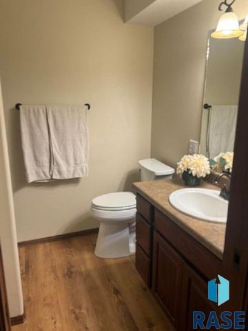 2401 E Baxter Cir Circle, Sioux Falls, SD 57108