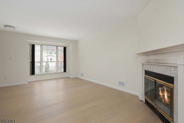 33 Holly St, Jersey City, NJ 07305