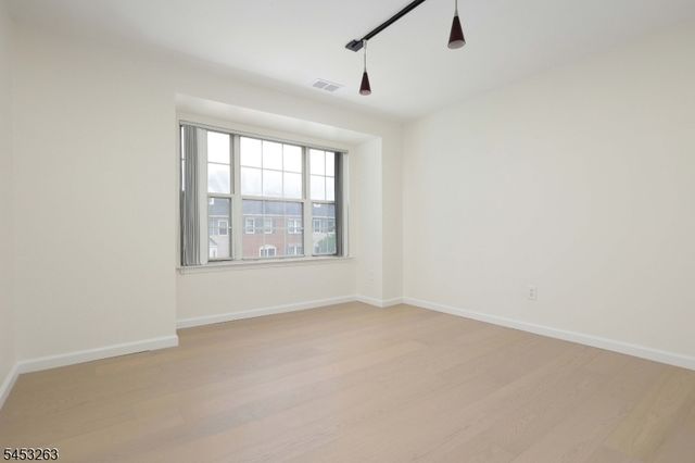 33 Holly St, Jersey City, NJ 07305