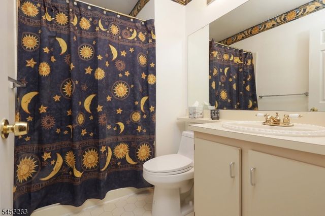 33 Holly St, Jersey City, NJ 07305