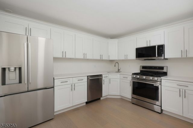 33 Holly St, Jersey City, NJ 07305