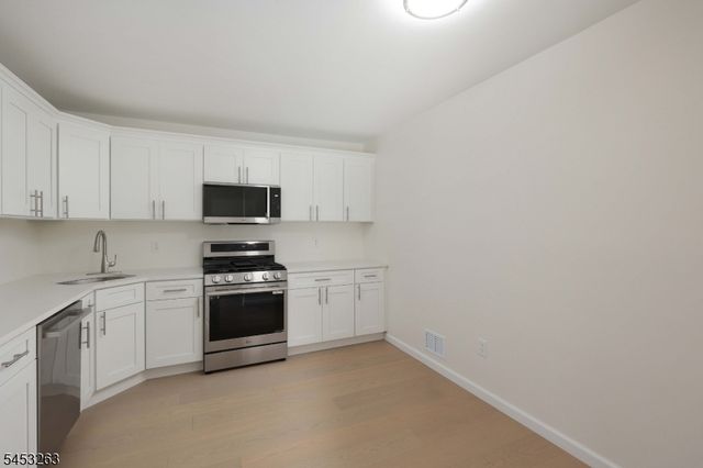 33 Holly St, Jersey City, NJ 07305