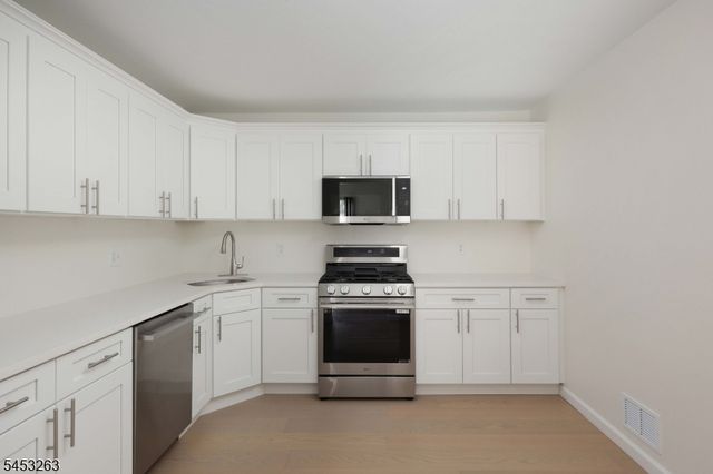 33 Holly St, Jersey City, NJ 07305