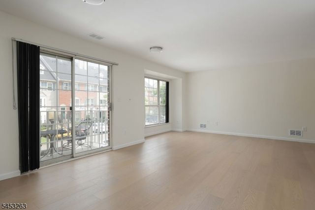 33 Holly St, Jersey City, NJ 07305