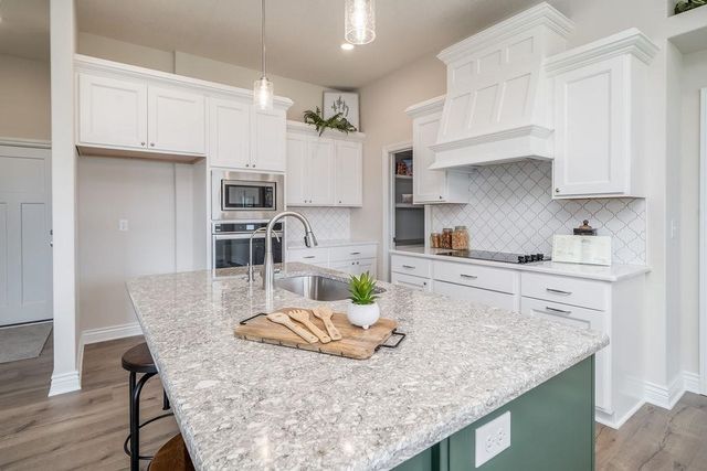 1242 W Ravendale Ln, Goddard, KS 67052