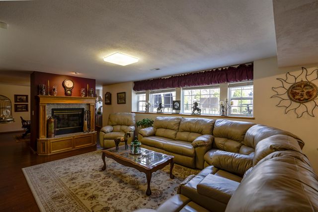 1639 N Woodridge Dr, Wichita, KS 67206