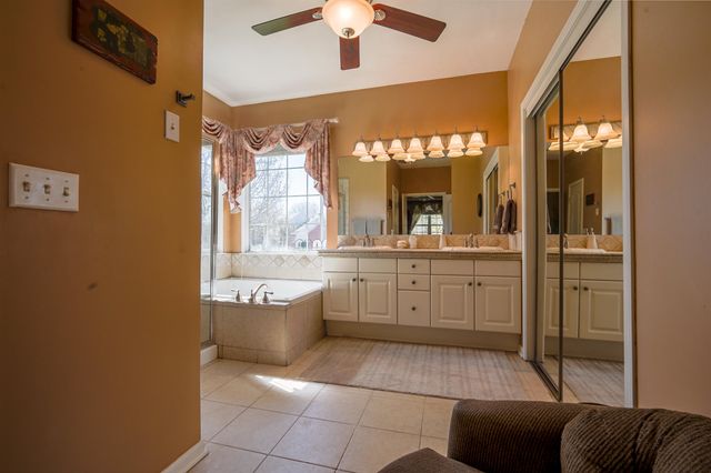 1639 N Woodridge Dr, Wichita, KS 67206