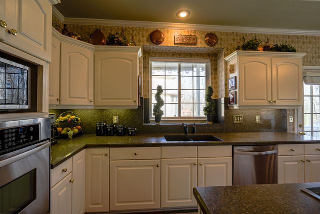 1639 N Woodridge Dr, Wichita, KS 67206