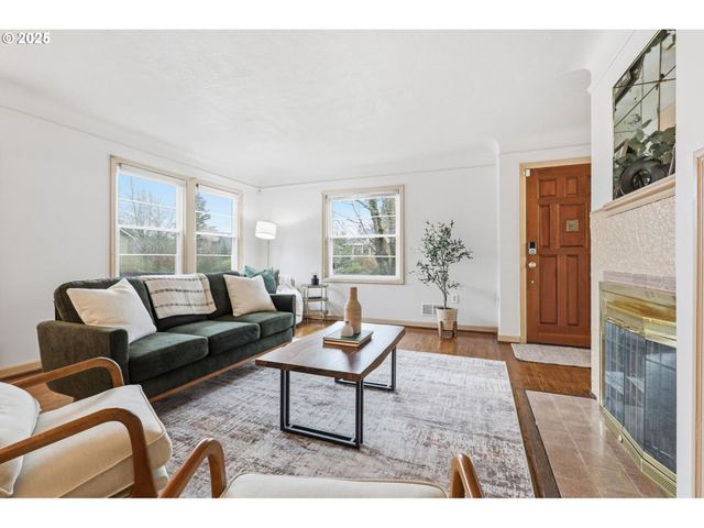 3194 Ne REGENTS Dr, Portland, OR 97212