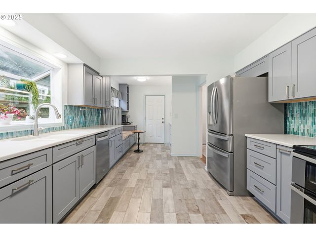 3194 Ne REGENTS Dr, Portland, OR 97212