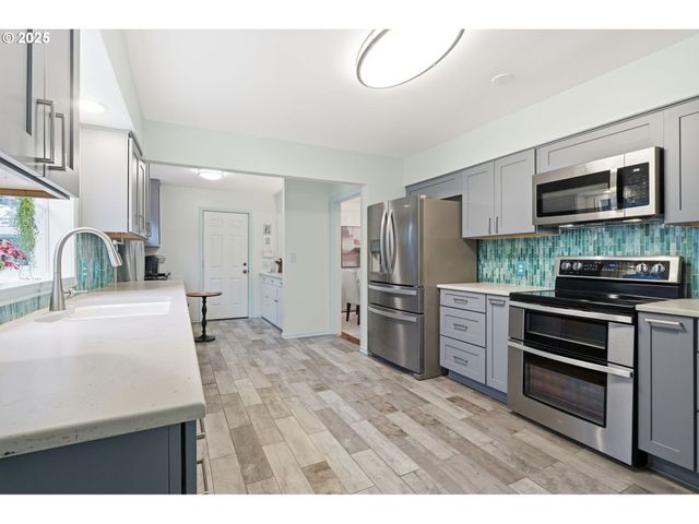 3194 Ne REGENTS Dr, Portland, OR 97212