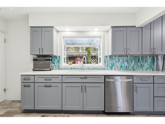 3194 Ne REGENTS Dr, Portland, OR 97212