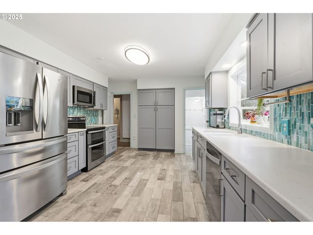 3194 Ne REGENTS Dr, Portland, OR 97212